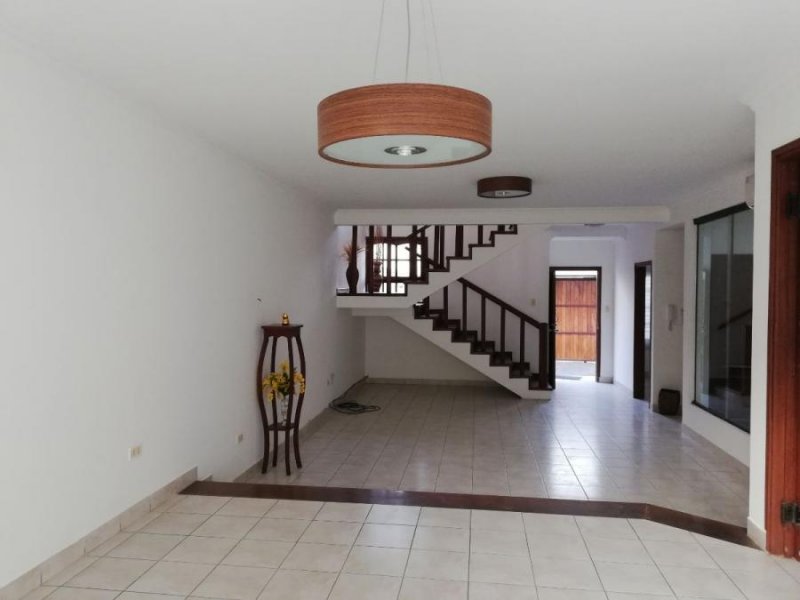 Foto Casa en Alquiler en SUR, Santa Cruz de la Sierra, Santa Cruz - U$D 800 - CAA4476 - BienesOnLine