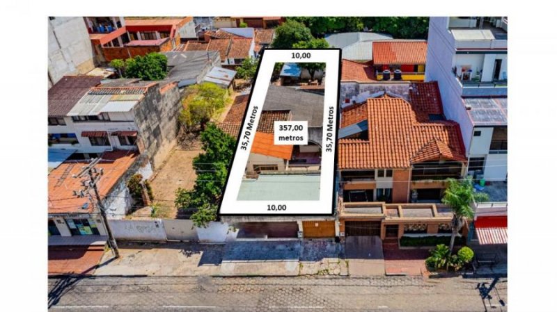 Casa en Venta en Avenida Radial 27 a media cuadra del 3er anillo Andrés Ibañez, Santa Cruz