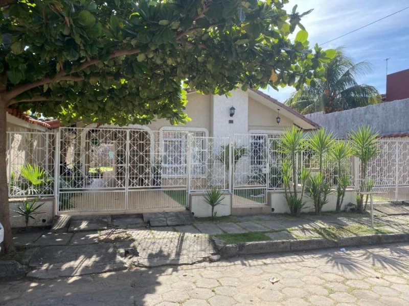 Casa en Venta en Urbari Santa Cruz de la Sierra, Santa Cruz