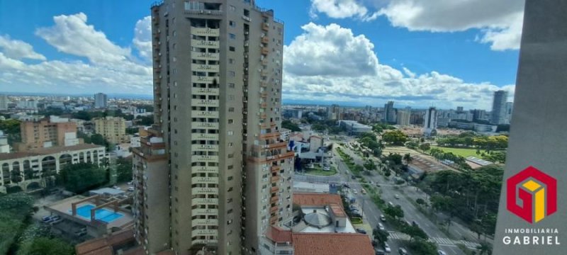 Departamento de 3 habitaciones con parqueo sobre Av. Cristóbal de Mendoza