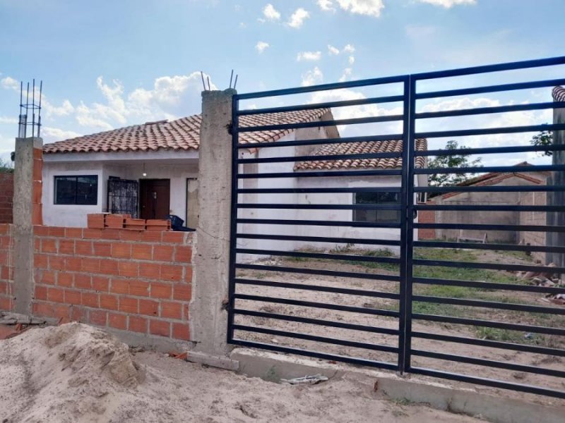 Foto Casa en Venta en Urbanización Akualand Bisa, Santa Cruz de la Sierra, Santa Cruz - U$D 72.000 - CAV7144 - BienesOnLine