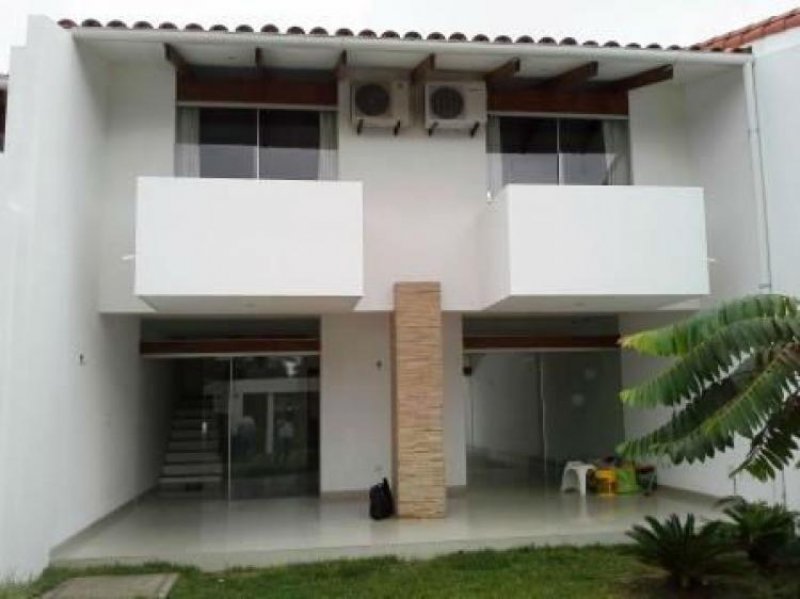 Foto Casa en Venta en Santa Cruz de la Sierra, Santa Cruz - U$D 179.000 - CAV812 - BienesOnLine